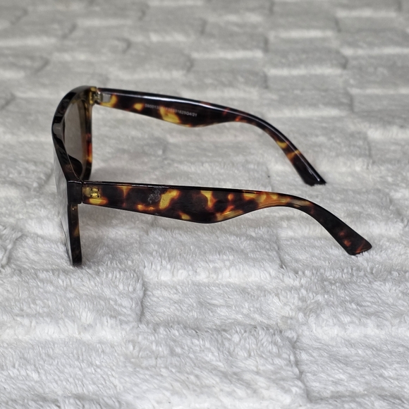 Oversized Tortoiseshell Sunglasses Brown NWOT main image 4